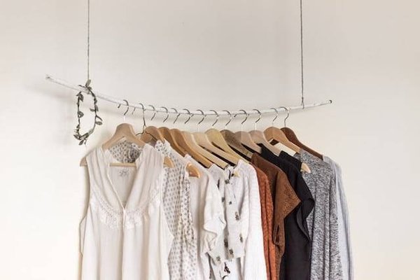 10 Astuces pour Construire une Garde-Robe Écologique Sans Sacrifier le Style